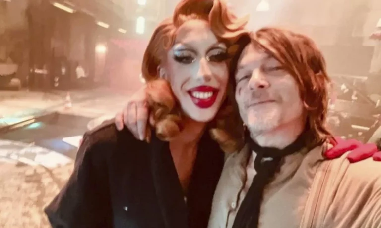 Paloma ao lado de Norman Reedus no set de The Walking Dead: Daryl Dixon na França.