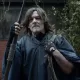 Daryl segurando uma lança e perdido na França em cena de The Walking Dead: Daryl Dixon.