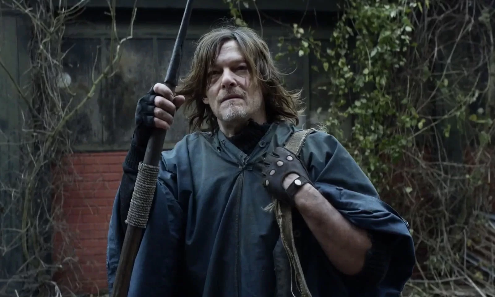 Daryl segurando uma lança e perdido na França em cena de The Walking Dead: Daryl Dixon.