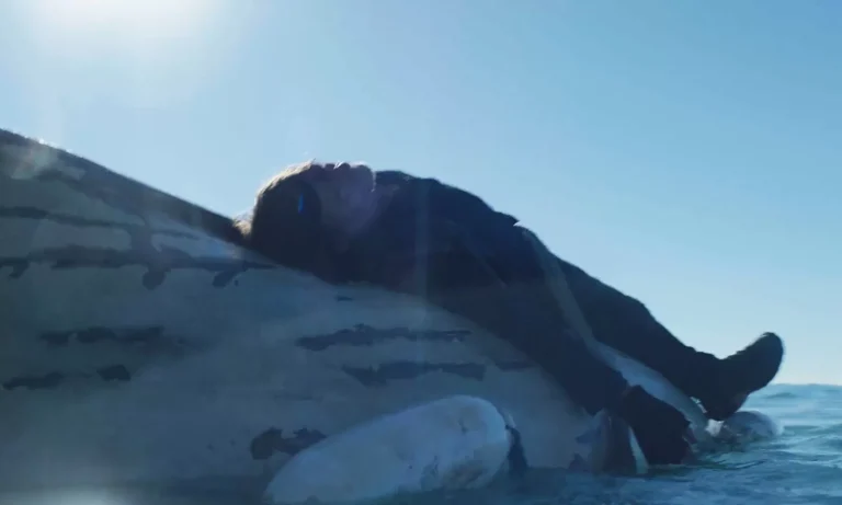 Daryl amarrado a um barco no meio do oceano em cena de The Walking Dead: Daryl Dixon.