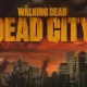 Frame da abertura de The Walking Dead: Dead City com a logo da série.