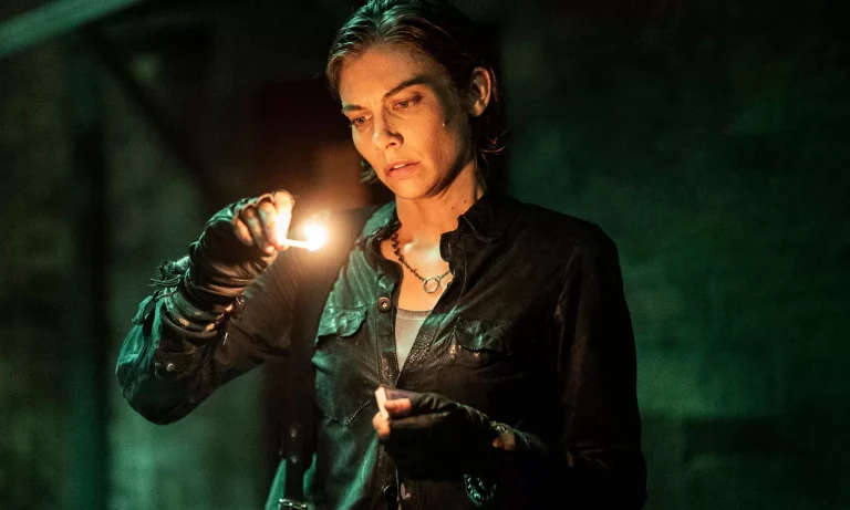 Maggie segurando o fósforo com fogo em cena de The Walking Dead: Dead City.