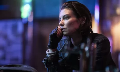 Maggie pensativa no bar em cena do episódio 1 da 1ª temporada de The Walking Dead: Dead City.
