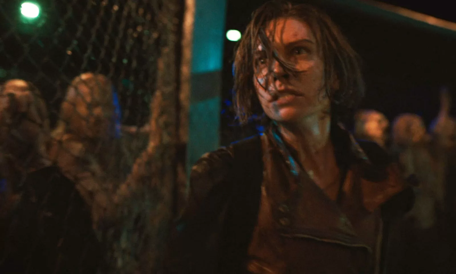 Maggie cercada por zumbis em uma arena em cena de The Walking Dead: Dead City.
