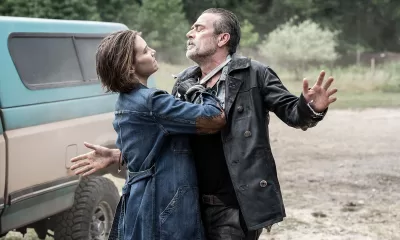 Maggie com uma faca no pescoço de Negan em cena do Episódio 1 da 1ª temporada de The Walking Dead: Dead City.