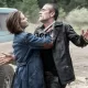 Maggie com uma faca no pescoço de Negan em cena do Episódio 1 da 1ª temporada de The Walking Dead: Dead City.