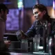 Maggie em um bar conversando com uma pessoa em cena do episódio 1 da 1ª temporada de The Walking Dead: Dead City.