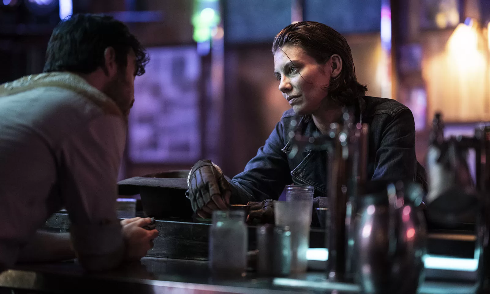 Maggie em um bar conversando com uma pessoa em cena do episódio 1 da 1ª temporada de The Walking Dead: Dead City.