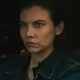Maggie em sua caminhonete olhando para algo em cena do Episódio 1 da 1ª Temporada de The Walking Dead: Dead City.