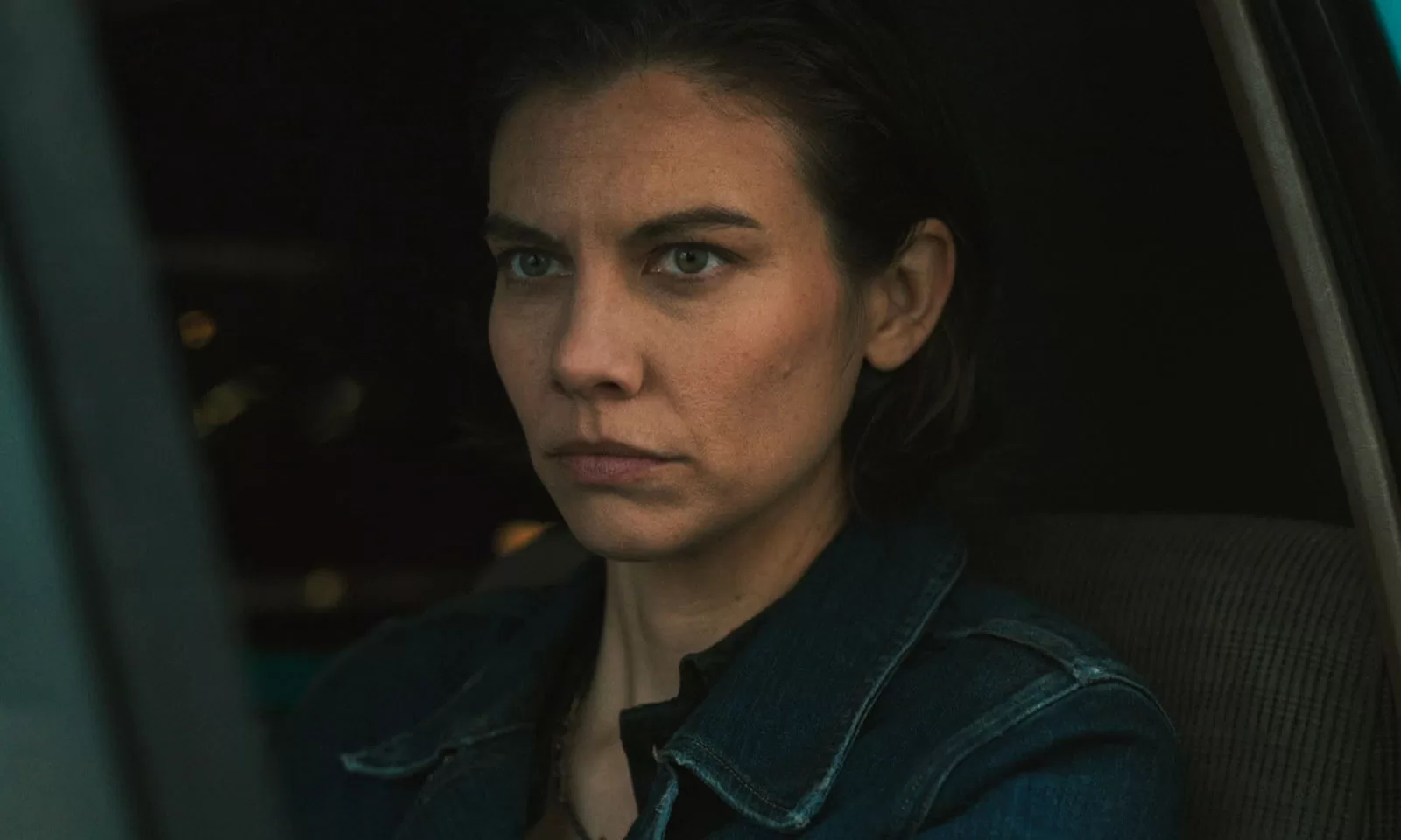 Maggie em sua caminhonete olhando para algo em cena do Episódio 1 da 1ª Temporada de The Walking Dead: Dead City.