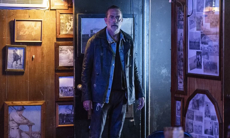 Negan olhando assustado em cena do Episódio 1 da 1ª temporada de The Walking Dead: Dead City.