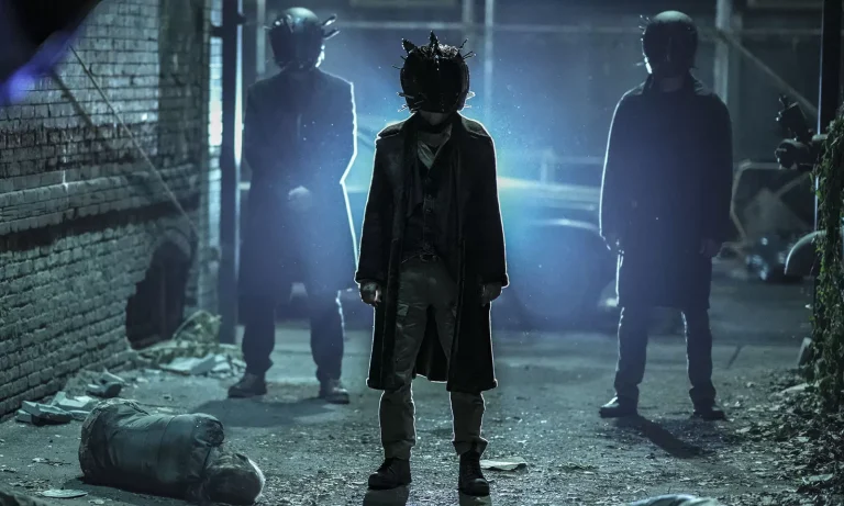 Croata e dois capangas com seus capacetes em uma rua de New York em cena do Episódio 2 da 1ª temporada de The Walking Dead: Dead City.