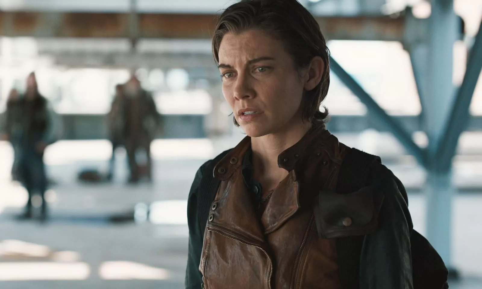 Maggie com os olhos cheios de lágrimas em cena do Episódio 2 da 1ª Temporada de The Walking Dead: Dead City.