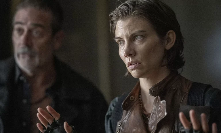 Maggie com as mãos para cima e Negan de fundo em cena do Episódio 2 da 1ª temporada de The Walking Dead: Dead City.