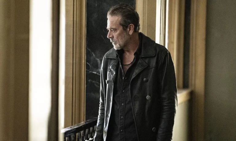 Negan olhando para algo em cena do episódio 2 da 1ª temporada de The Walking Dead: Dead City.