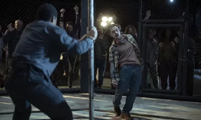 Perlie Armstrong algemado na arena do Croata enquanto um zumbi se aproxima em cena do Episódio 3 da 1ª temporada de The Walking Dead: Dead City.