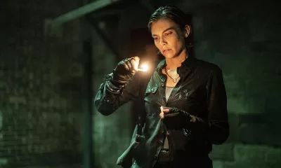 Maggie com um fósforo acesso e olhando para a chama em cena do episódio 3 da 1ª temporada de The Walking Dead: Dead City.