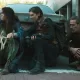 Amaia, Maggie e Negan escondidos tentando pegar um cervo em cena do episódio 3 da 1ª temporada de The Walking Dead: Dead City.