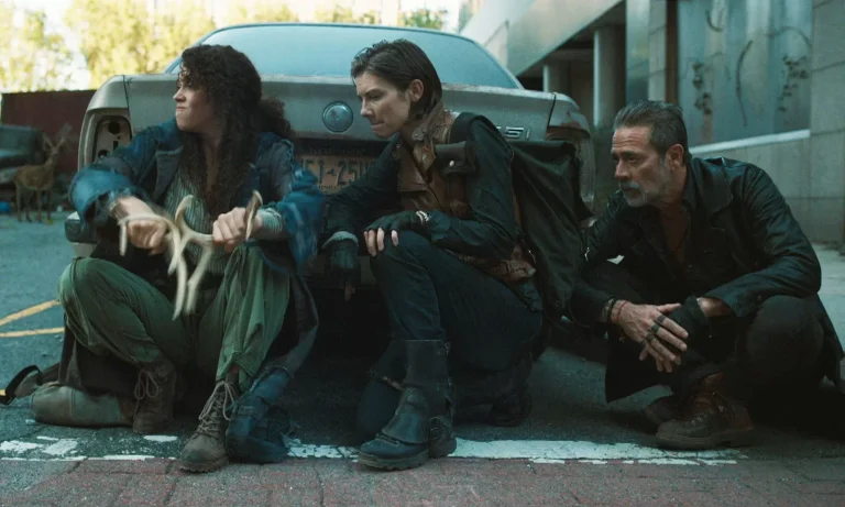 Amaia, Maggie e Negan escondidos tentando pegar um cervo em cena do episódio 3 da 1ª temporada de The Walking Dead: Dead City.