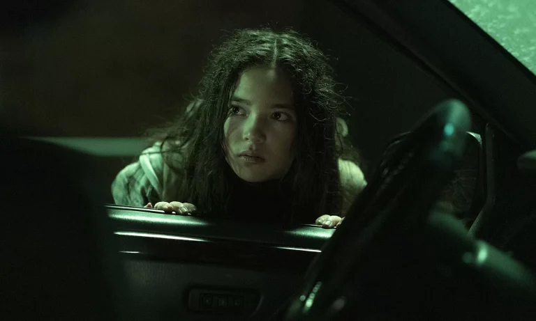 Ginny observando algo ou alguém em cena do Episódio 3 da 1ª temporada de The Walking Dead: Dead City.