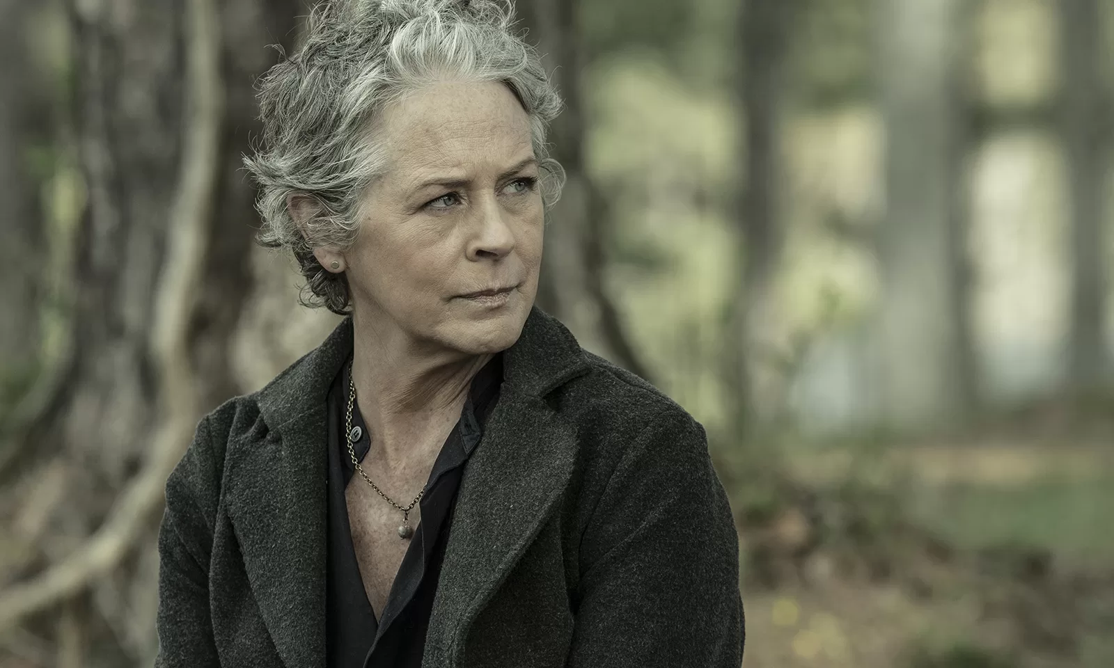 Carol na floresta em cena do último episódio de The Walking Dead.