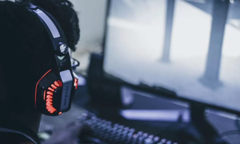 Imagem de jogador com fone de ouvido simulando jogo de The Walking Dead.