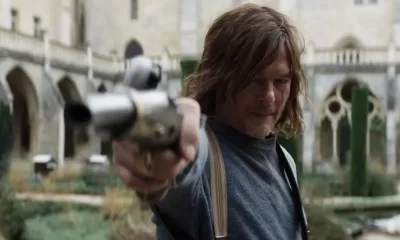 Daryl apontando uma arma em cena da 1ª temporada de The Walking Dead: Daryl Dixon.