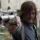Daryl apontando uma arma em cena da 1ª temporada de The Walking Dead: Daryl Dixon.