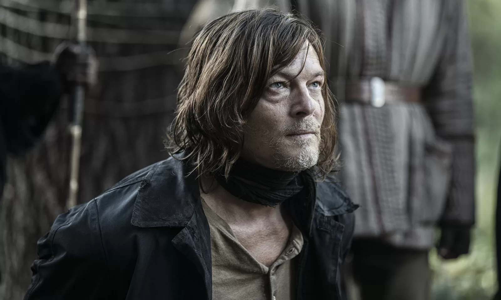 Daryl Dixon como refém e amarrado em cena da 1ª temporada de The Walking Dead: Daryl Dixon.