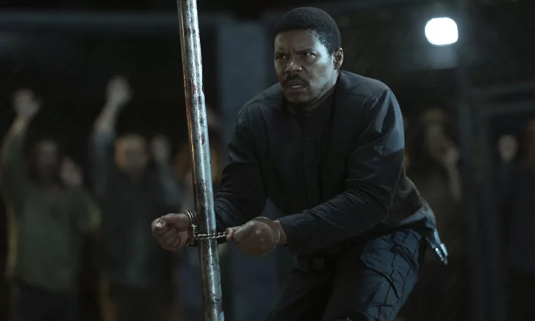 Armstrong algemado na arena do Croata em cena do Episódio 3 da 1ª Temporada de The Walking Dead: Dead City.