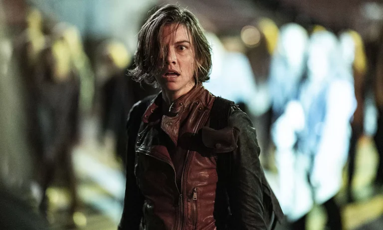 Maggie chocada com algo ou alguém em cena do Episódio 4 da 1ª temporada de The Walking Dead: Dead City.