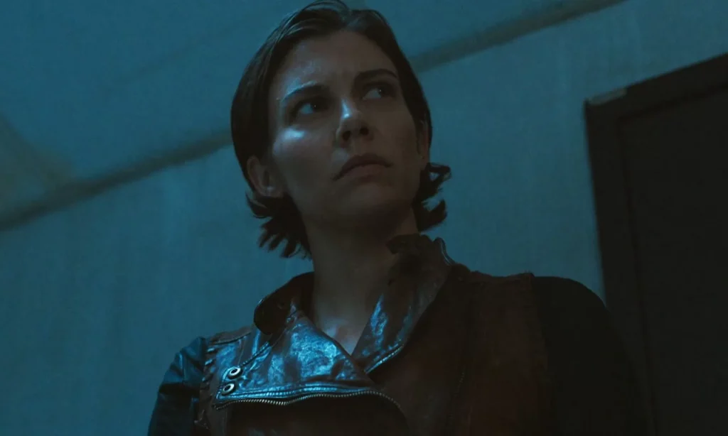 Maggie observando algo ou alguém em cena do episódio 4 da 1ª temporada de The Walking Dead: Dead City.