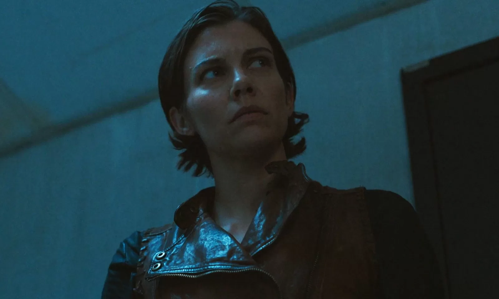 Maggie observando algo ou alguém em cena do episódio 4 da 1ª temporada de The Walking Dead: Dead City.