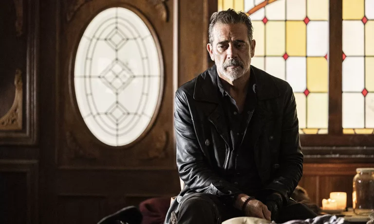 Negan reflexivo em cena do Episódio 4 da 1ª temporada de The Walking Dead: Dead City.