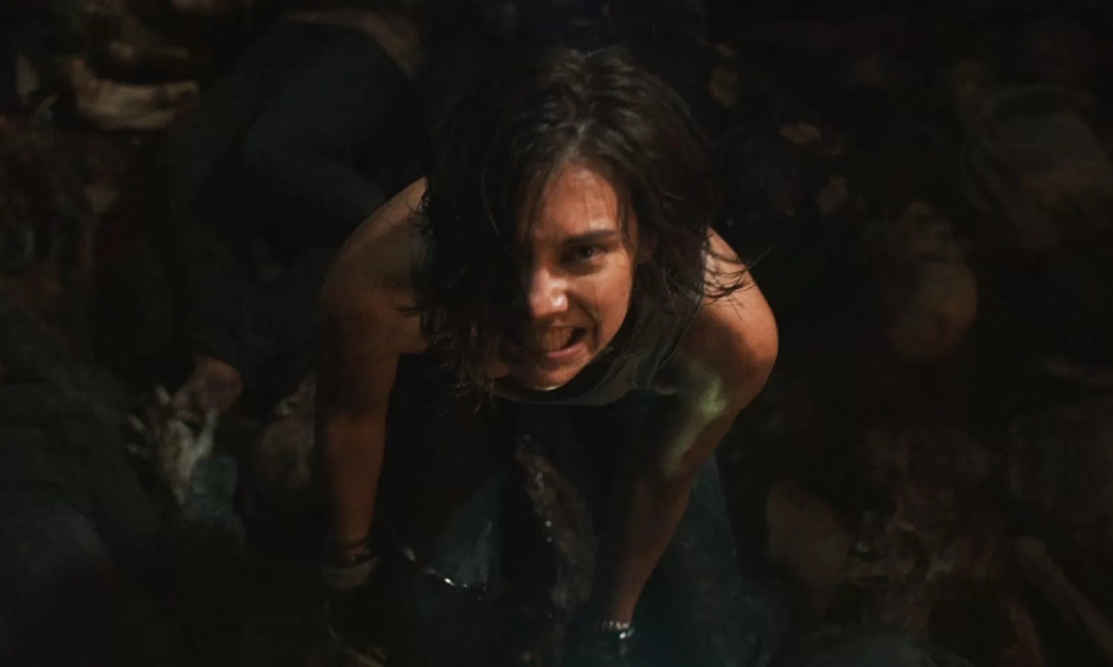 Maggie colocando toda a sua força em cena do episódio 5 da 1ª temporada de The Walking Dead: Dead City.