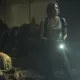 Maggie assustada no esgoto com uma lanterna olhando para algo em cena do Episódio 5 da 1ª temporada de The Walking Dead: Dead City.