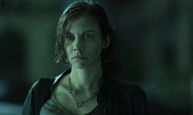Maggie olhando para algo ou alguém com um olhar um pouco preocupado em cena do episódio 6 da 1ª temporada de The Walking Dead: Dead City.