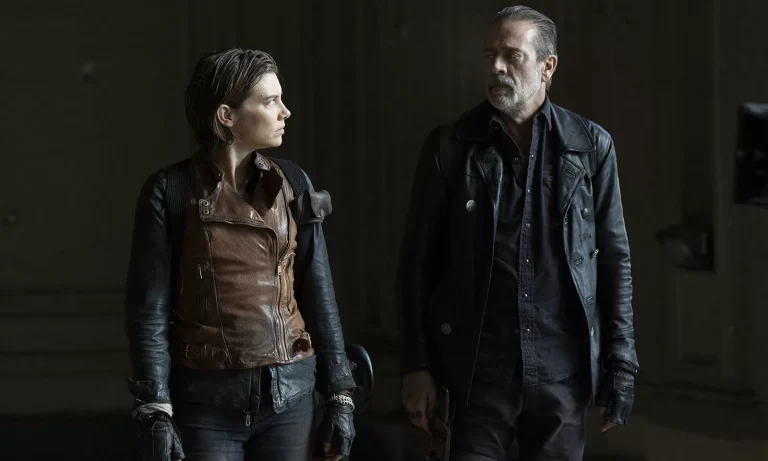 Maggie e Negan se encarando em cena do episódio 6 da 1ª temporada de The Walking Dead: Dead City.