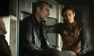 Maggie com uma faca no pescoço de Negan enquanto o encara em cena do Episódio 6 da 1ª temporada de The Walking Dead: Dead City.