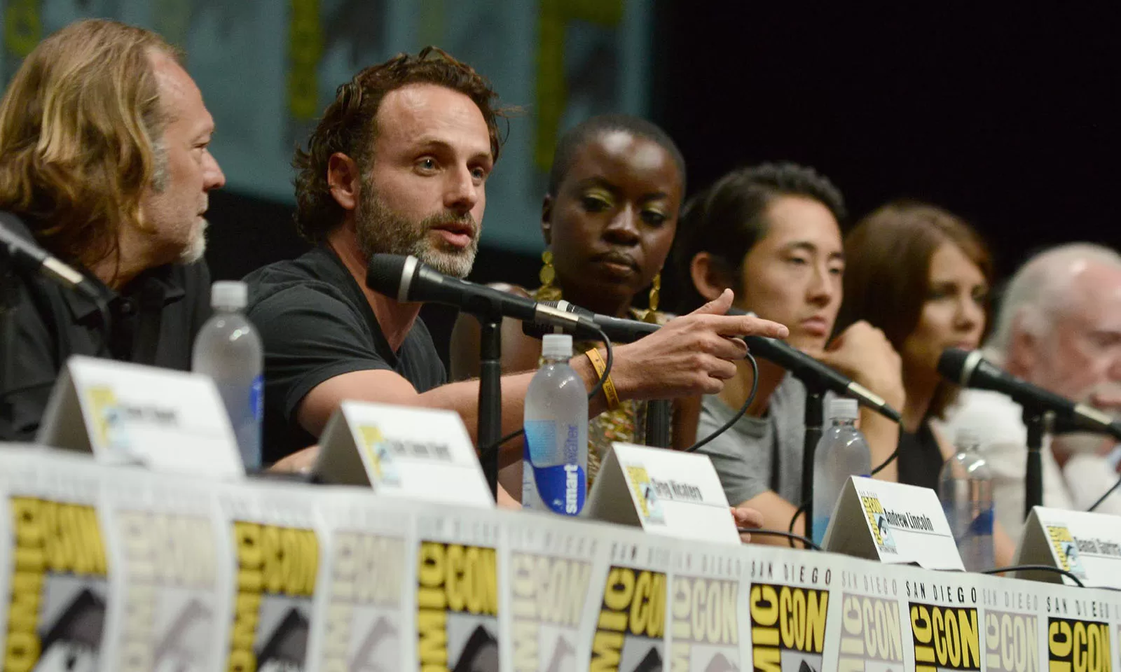 Elenco de The Walking Dead durante painel da série na San Diego Comic-Con 2013.