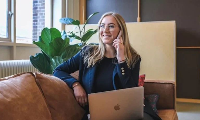 Mulher falando ao telefone para ilustrar post de Academia das Apostas.