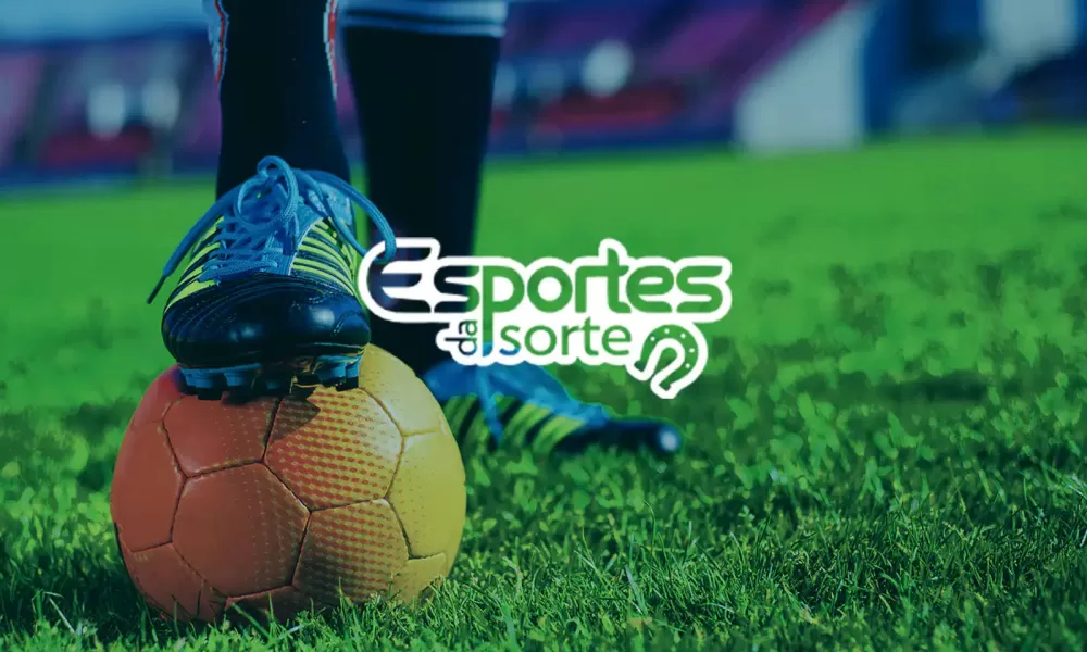 Pé com chuteira pisando na bola em campo de esportes para ilustrar matéria.