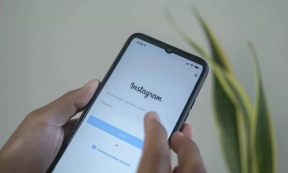 Imagem da página de login do Instagram no celular.