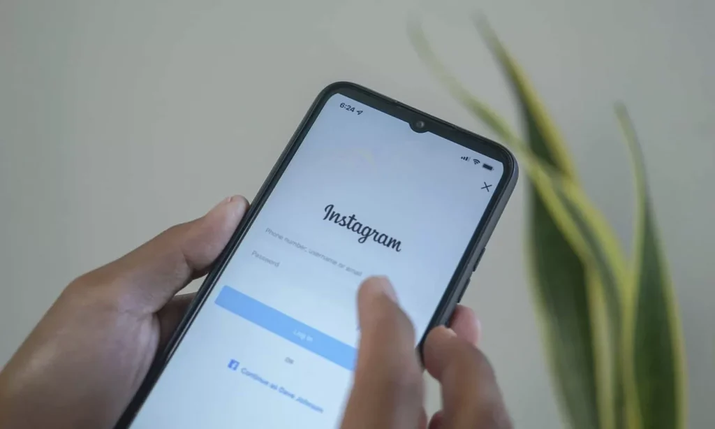 Imagem da página de login do Instagram no celular.