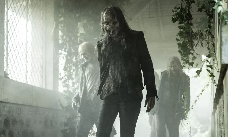 Zumbis caminhando em episódio de The Walking Dead: Daryl Dixon.