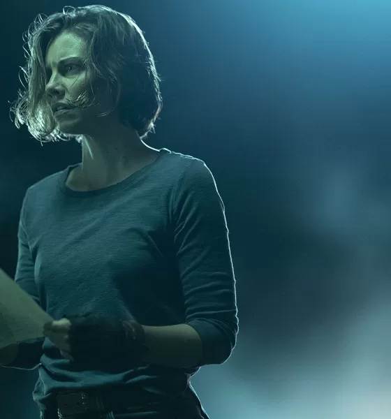 Maggie olhando o cartaz de procurado de Negan em cena do episódio 5 da 1ª temporada de The Walking Dead: Dead City.