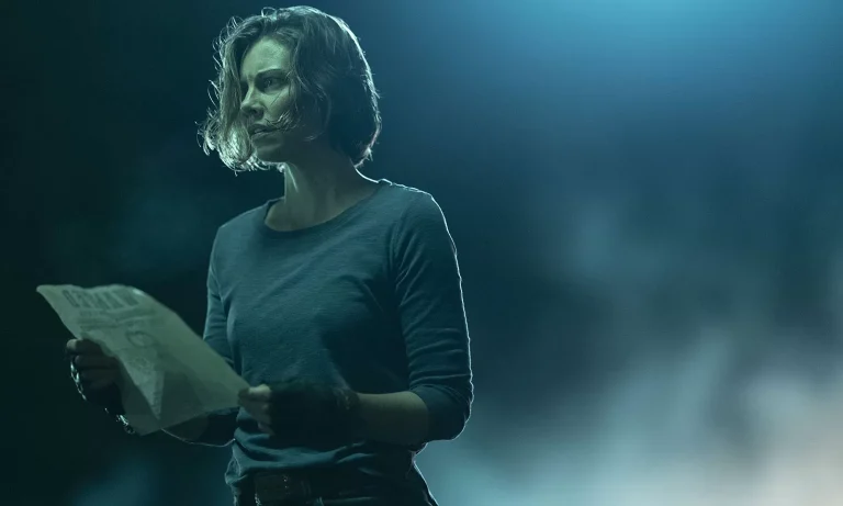 Maggie olhando o cartaz de procurado de Negan em cena do episódio 5 da 1ª temporada de The Walking Dead: Dead City.