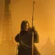 Daryl segurando sua arma com a Torre Eiffel de fundo no pôster de The Walking Dead: Daryl Dixon.
