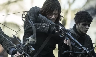 Daryl apontando sua besta para algo ou alguém em cena da 1ª temporada de The Walking Dead: Daryl Dixon.