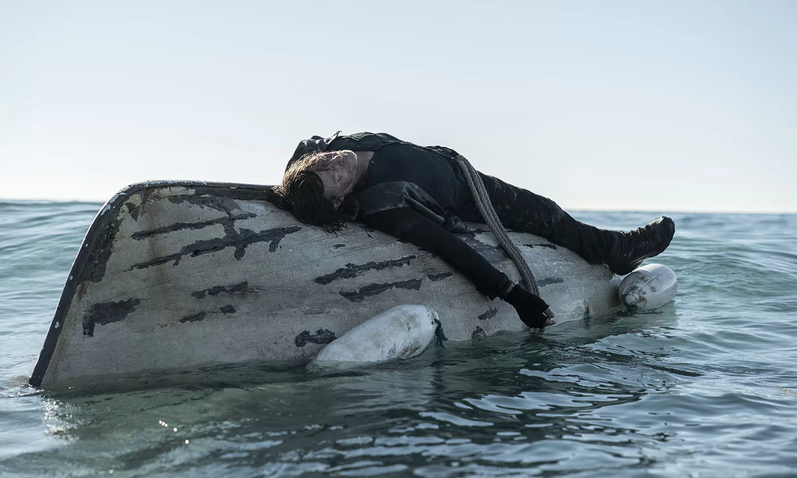 Daryl amarrado em um barco salva-vidas em cena do Episódio 1 de The Walking Dead: Daryl Dixon.